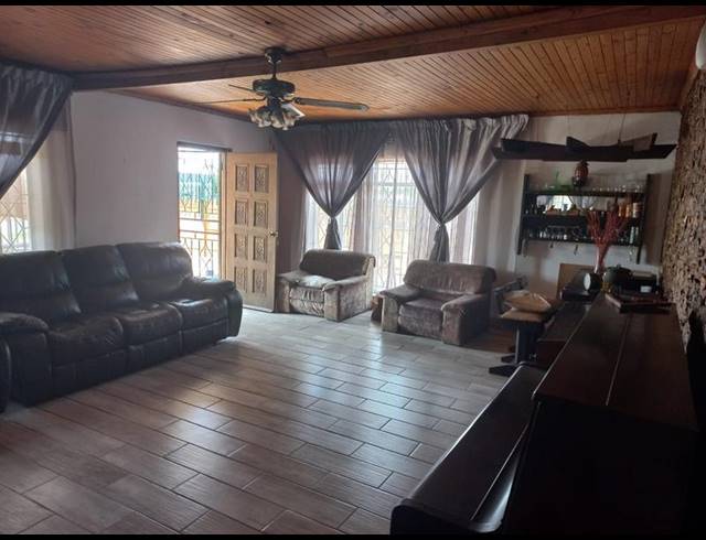 4 BEDROOM HOUSE FOR SALE IN VAN DYK PARK